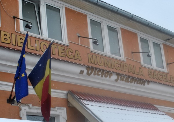 Biblioteca din Săcele închide o lună pentru mutare în sediul renovat