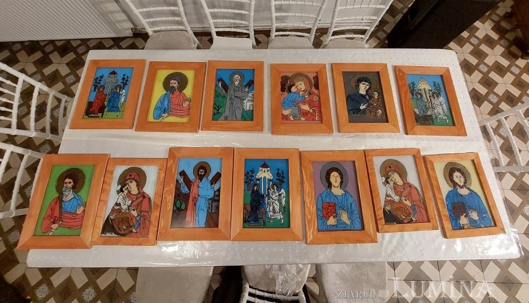 Dust in the middle of nowhere scared Biserica „Adormirea Maicii Domnului” din Satulung a găzduit o expoziție de  icoane pe sticlă pictate de mai mulți copii din comunitatea parohială -  Saceleanul